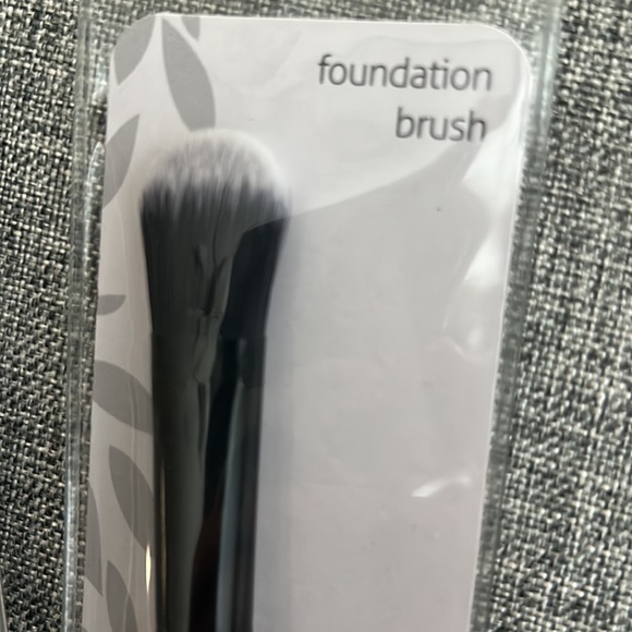 Studio M Set of Three Makeup Brushes. NWT - Picture 4 of 7